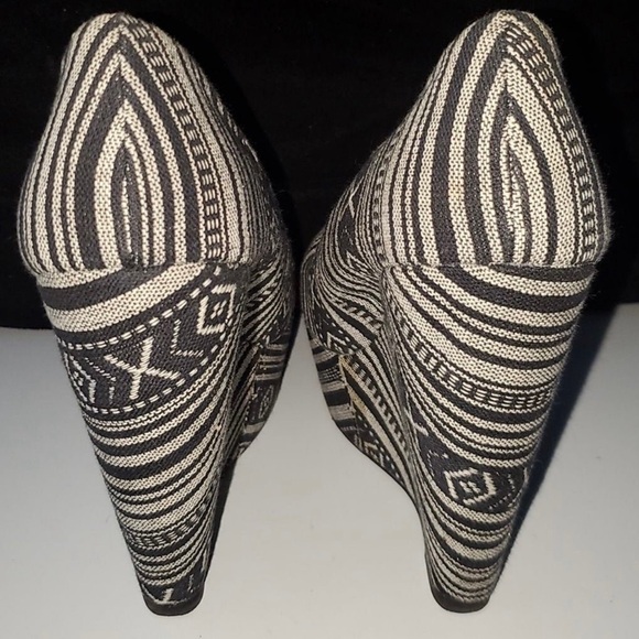Madden Girl Chunky Bohemian Stripe Closed Toe Platform Wedge Heels Women Sz: 10 - Picture 4 of 10